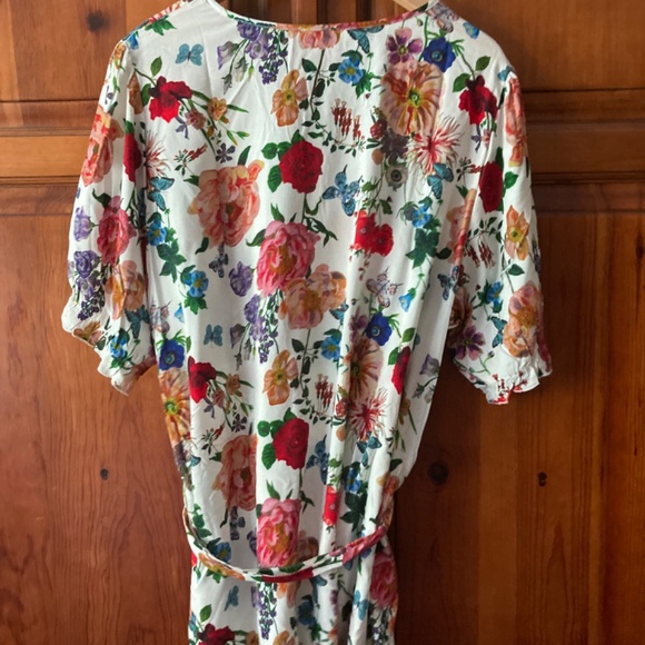 Grace & Lace Floral Blouse Size XL - Picture 3 of 4